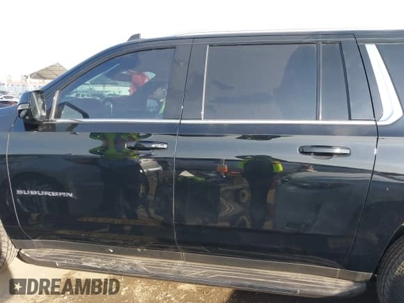 ✅ 2021 Chevrolet Suburban LT • VIN: 1GNSKCKDXMR319645 • Lot: 41462563. Wystawiony na IAAI z przebiegiem 50 125 mil. Bezpłatny archiwum sprzedaży aukcyjnych z USA i szczegółowy raport historii pojazdu na DreamBid. Zdjęcie 14.