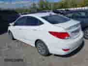 2017 Hyundai Accent SE z VIN KMHCT4AE2HU342880, wystawiony jako IAAI lot #43415334 z przebiegiem 132 543 mil mil oraz . Historia ofert i sprzedaży dostępna na DreamBid. Obrazek 3.