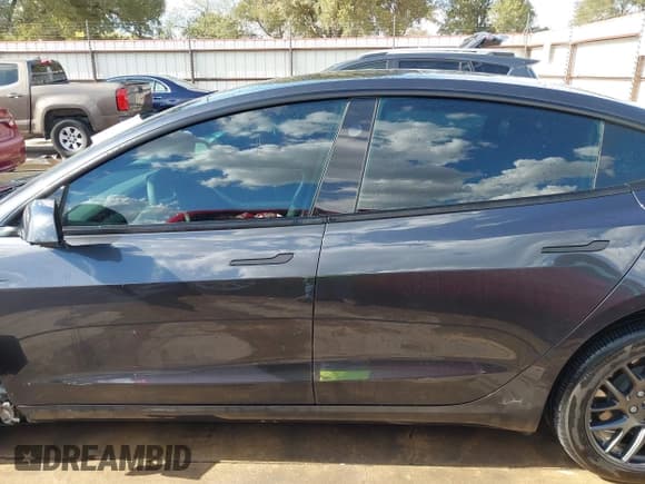 ✅ 2025 Tesla Model 3 Long Range • VIN: 5YJ3E1EA5SF978729 • Lot: 43384298. Wystawiony na IAAI z przebiegiem 11 689 mil. Bezpłatny archiwum sprzedaży aukcyjnych z USA i szczegółowy raport historii pojazdu na DreamBid. Zdjęcie 15.