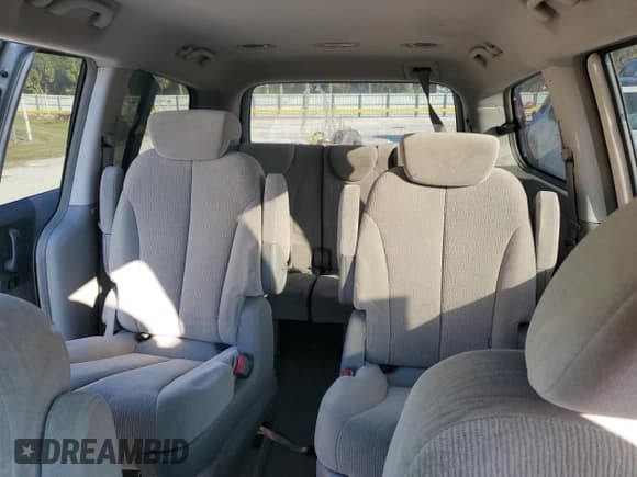 ✅ 2007 Kia Sedona LX • VIN: KNDMB233976117354 • Лот: 93058115. Опубликован ранее на Copart с пробегом 125 097 миль. Бесплатный доступ к архиву аукционных продаж из США и подробный отчёт об истории автомобиля на DreamBid. Изображение 10.