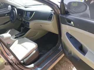 2018 Hyundai Tucson SEL z VIN KM8J33A42JU756384, wystawiony jako IAAI lot #43377460 z przebiegiem 72 273 mil mil oraz . Historia ofert i sprzedaży dostępna na DreamBid. Obrazek 5.