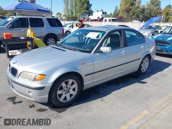 2002 BMW 3 Series 325i с VIN WBAET37462NG80001, выставлен на аукционе IAAI как лот 43490075 с пробегом 192 730 миль миль и . История ставок и продаж доступна на DreamBid. Изображение 2.