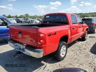2005 Dodge Dakota SLT z VIN 1D7HW48N75S260969, wystawiony jako Copart lot #71647404 z przebiegiem 193 924 mil mil oraz Szkoda całkowita • Salvage title. Historia ofert i sprzedaży dostępna na DreamBid. Obrazek 3.
