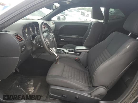 ✅ 2014 Dodge Challenger SXT • VIN: 2C3CDYAG1EH208309 • Lot: 79925444. Wystawiony na Copart z przebiegiem Nie podano. Bezpłatny archiwum sprzedaży aukcyjnych z USA i szczegółowy raport historii pojazdu na DreamBid. Zdjęcie 7.