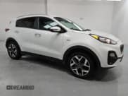 ✅ 2020 Kia Sportage EX • VIN: KNDPNCAC2L7763336 • Lot: 90493015. Wystawiony na Copart z przebiegiem 94 161 mil. Bezpłatny archiwum sprzedaży aukcyjnych z USA i szczegółowy raport historii pojazdu na DreamBid. Zdjęcie 4.