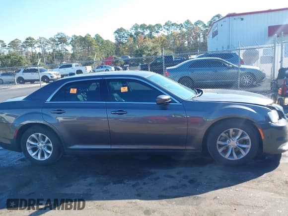 ✅ 2015 Chrysler 300 Limited • VIN: 2C3CCAAG1FH898994 • Lot: 43698221. Wystawiony na IAAI z przebiegiem 142 670 mil. Bezpłatny archiwum sprzedaży aukcyjnych z USA i szczegółowy raport historii pojazdu na DreamBid. Zdjęcie 13.