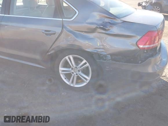 ✅ 2015 Volkswagen Passat SE • VIN: 1VWBV7A36FC078234 • Лот: 43385672. Опубликован ранее на IAAI с пробегом 102 906 миль. Бесплатный доступ к архиву аукционных продаж из США и подробный отчёт об истории автомобиля на DreamBid. Изображение 6.