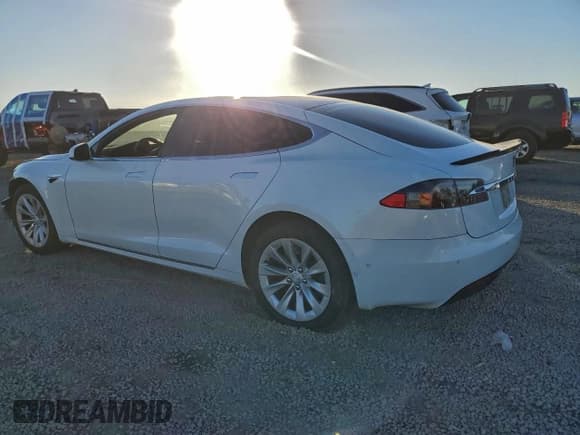✅ 2018 Tesla Model S 75D • VIN: 5YJSA1E28JF281800 • Lot: 95556675. Wystawiony na Copart z przebiegiem 67 296 mil. Bezpłatny archiwum sprzedaży aukcyjnych z USA i szczegółowy raport historii pojazdu na DreamBid. Zdjęcie 2.
