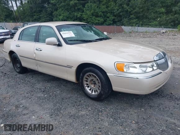 ✅ 2001 Lincoln Town Car Cartier • VIN: 1LNHM83W71Y629856 • Лот: 42821533. Опубликован ранее на IAAI с пробегом 163 204 миль. Бесплатный доступ к архиву аукционных продаж из США и подробный отчёт об истории автомобиля на DreamBid. Изображение 1.