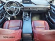 ✅ 2023 Mazda 3 S Preferred • VIN: 3MZBPACM6PM371760 • Lot: 84374645. Wystawiony na Copart z przebiegiem 164 841 mil. Bezpłatny archiwum sprzedaży aukcyjnych z USA i szczegółowy raport historii pojazdu na DreamBid. Zdjęcie 8.