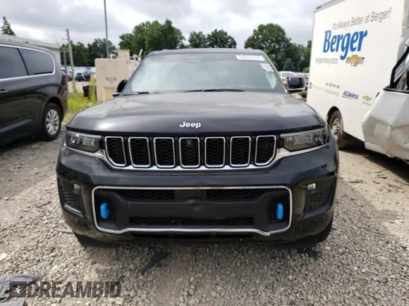 ✅ 2022 Jeep Grand Cherokee Overland • VIN: 1C4RJYD6XN8764643 • Lot: 64837614. Listed on Copart with 9,831 mi. Free auction sales archive from the USA and detailed vehicle history report at DreamBid. Image 5.