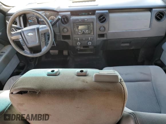 ✅ 2014 Ford F-150 XL • VIN: 1FTFX1EF3EFC43363 • Lot: 93001545. Wystawiony na Copart z przebiegiem 215 941 mil. Bezpłatny archiwum sprzedaży aukcyjnych z USA i szczegółowy raport historii pojazdu na DreamBid. Zdjęcie 8.