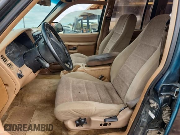 ✅ 1996 Ford Explorer XLT • VIN: 1FMDU32P6TZA50186 • Lot: 85695995. Wystawiony na Copart z przebiegiem 229 495 mil. Bezpłatny archiwum sprzedaży aukcyjnych z USA i szczegółowy raport historii pojazdu na DreamBid. Zdjęcie 7.