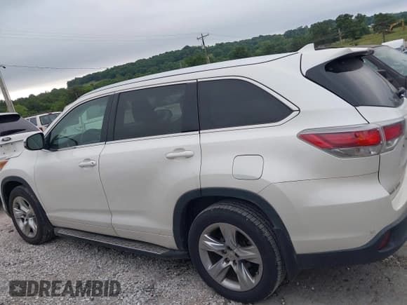 ✅ 2015 Toyota Highlander Limited • VIN: 5TDYKRFH0FS050837 • Lot: 42602645. Listed on IAAI with 121,742 mi. Free auction sales archive from the USA and detailed vehicle history report at DreamBid. Image 14.