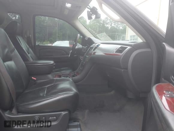 ✅ 2008 Cadillac Escalade • VIN: 1GYEC638X8R132914 • Lot: 42743713. Wystawiony na IAAI z przebiegiem 231 802 mil. Bezpłatny archiwum sprzedaży aukcyjnych z USA i szczegółowy raport historii pojazdu na DreamBid. Zdjęcie 5.