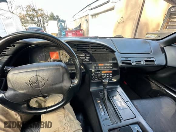 1994 Chevrolet Corvette z VIN 1G1YY22P4R5108017, wystawiony jako Copart lot #91654795 z przebiegiem 107 281 mil mil oraz Czysty tytuł • Clean title. Historia ofert i sprzedaży dostępna na DreamBid. Obrazek 9.