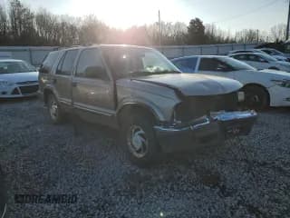 ✅ 2001 Chevrolet Blazer LT • VIN: 1GNDT13W51K261555 • Lot: 88991005. Wystawiony na Copart z przebiegiem 235 706 mil. Bezpłatny archiwum sprzedaży aukcyjnych z USA i szczegółowy raport historii pojazdu na DreamBid. Zdjęcie 4.