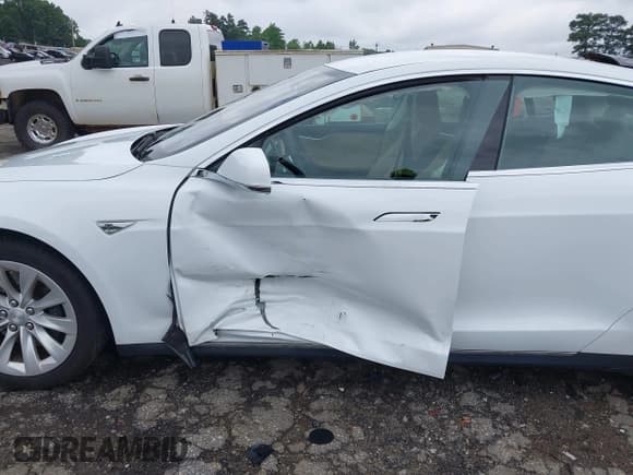 ✅ 2016 Tesla Model S 70 • VIN: 5YJSA1E11GF132984 • Lot: 42428634. Listed on IAAI with Not provided. Free auction sales archive from the USA and detailed vehicle history report at DreamBid. Image 6.