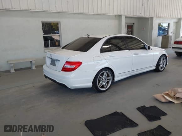 ✅ 2014 Mercedes-Benz C 250 Sport • VIN: WDDGF4HB3EG234633 • Lot: 43600804. Listed on IAAI with 131,529 mi. Free auction sales archive from the USA and detailed vehicle history report at DreamBid. Image 4.
