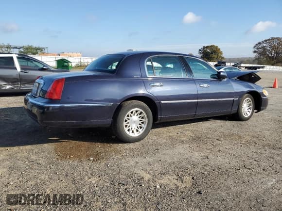 ✅ 1999 Lincoln Town Car Signature • VIN: 1LNHM82W9XY691057 • Lot: 90223875. Listed on Copart with 200,691 mi. Free auction sales archive from the USA and detailed vehicle history report at DreamBid. Image 3.