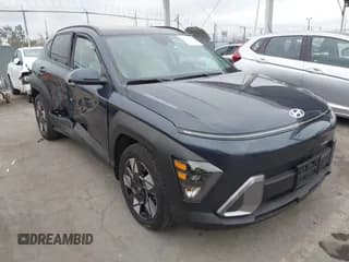 ✅ 2025 Hyundai Kona SEL • VIN: KM8HB3AB8SU318681 • Лот: 43305715. Опубликован ранее на IAAI с пробегом 592 миль. Бесплатный доступ к архиву аукционных продаж из США и подробный отчёт об истории автомобиля на DreamBid. Изображение 1.