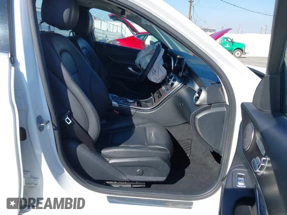 ✅ 2020 Mercedes-Benz C 300 • VIN: WDDWF8DB9LR537488 • Lot: 43618189. Wystawiony na IAAI z przebiegiem 38 469 mil. Bezpłatny archiwum sprzedaży aukcyjnych z USA i szczegółowy raport historii pojazdu na DreamBid. Zdjęcie 5.