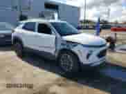 ✅ 2025 Chevrolet TrailBlazer LT • VIN: KL79MPSL1SB216956 • Лот: 90844985. Размещён на Copart с пробегом 8 778 миль миль. Получите бесплатный доступ к архиву аукционных продаж из США и посмотрите подробный отчёт об истории автомобиля на DreamBid. Изображение 4.