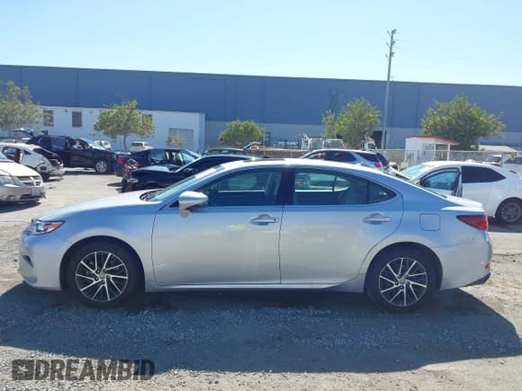 ✅ 2017 Lexus ES 350 • VIN: 58ABK1GGXHU063188 • Lot: 43137949. Listed on IAAI with 35,171 mi. Free auction sales archive from the USA and detailed vehicle history report at DreamBid. Image 14.