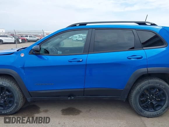 ✅ 2022 Jeep Cherokee Trailhawk • VIN: 1C4PJMBX4ND513488 • Lot: 42137114. Listed on IAAI with 12,306 mi. Free auction sales archive from the USA and detailed vehicle history report at DreamBid. Image 14.