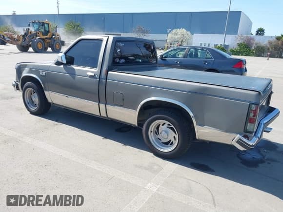 ✅ 1987 GMC Sonoma • VIN: 1GTBS14E2H8501760 • Lot: 41852033. Wystawiony na IAAI z przebiegiem 175 529 mil. Bezpłatny archiwum sprzedaży aukcyjnych z USA i szczegółowy raport historii pojazdu na DreamBid. Zdjęcie 3.