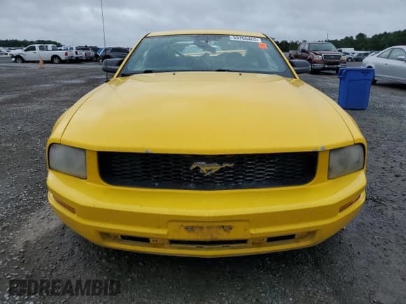 ✅ 2005 Ford Mustang Deluxe • VIN: 1ZVFT80N855104108 • Lot: 59706465. Wystawiony na Copart z przebiegiem 195 070 mil. Bezpłatny archiwum sprzedaży aukcyjnych z USA i szczegółowy raport historii pojazdu na DreamBid. Zdjęcie 5.