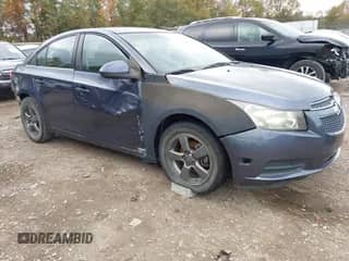 2013 Chevrolet Cruze 1LT z VIN 1G1PC5SB6D7323623, wystawiony jako IAAI lot #43497940 z przebiegiem 149 346 mil mil oraz . Historia ofert i sprzedaży dostępna na DreamBid. Obrazek 1.