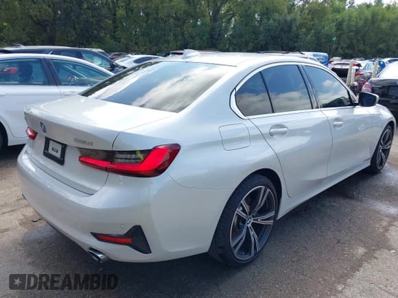 ✅ 2022 BMW 3 Series 330i xDrive • VIN: 3MW5R7J02N8C36114 • Lot: 43266790. Wystawiony na IAAI z przebiegiem 41 091 mil. Bezpłatny archiwum sprzedaży aukcyjnych z USA i szczegółowy raport historii pojazdu na DreamBid. Zdjęcie 4.