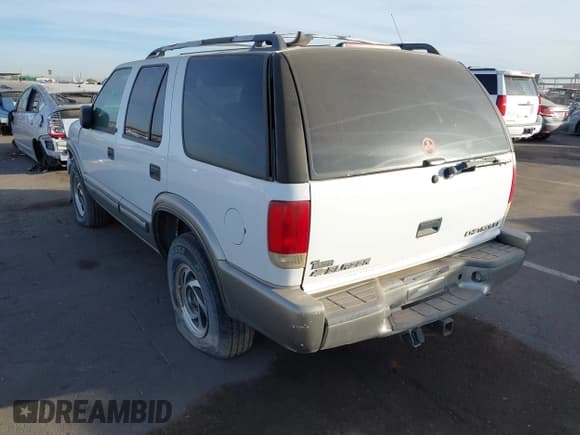 ✅ 2000 Chevrolet Blazer LT • VIN: 1GNDT13W6Y2383741 • Lot: 40957201. Wystawiony na IAAI z przebiegiem 215 604 mil. Bezpłatny archiwum sprzedaży aukcyjnych z USA i szczegółowy raport historii pojazdu na DreamBid. Zdjęcie 3.