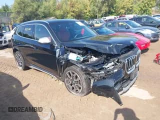 ✅ 2024 BMW X1 xDrive28i • VIN: WBX73EF03R5Y49598 • Lot: 43250081. Wystawiony na IAAI z przebiegiem 22 403 mil. Bezpłatny archiwum sprzedaży aukcyjnych z USA i szczegółowy raport historii pojazdu na DreamBid. Zdjęcie 1.