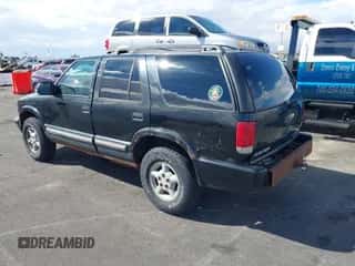 2000 Chevrolet Blazer LS z VIN 1GNDT13W5Y2354621, wystawiony jako IAAI lot #43413453 z przebiegiem 140 756 mil mil oraz . Historia ofert i sprzedaży dostępna na DreamBid. Obrazek 3.