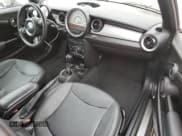 ✅ 2014 MINI Convertible • VIN: WMWZN3C55ET860996 • Lot: 43663525. Wystawiony na Copart z przebiegiem 140 387 mil. Bezpłatny archiwum sprzedaży aukcyjnych z USA i szczegółowy raport historii pojazdu na DreamBid. Zdjęcie 8.