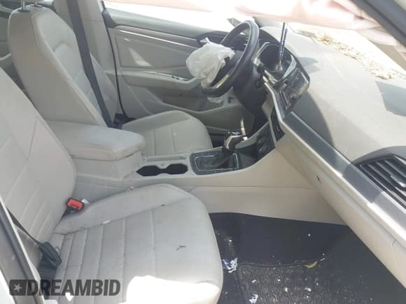 ✅ 2023 Volkswagen Jetta SE • VIN: 3VWEM7BU7PM038686 • Lot: 42822910. Wystawiony na IAAI z przebiegiem 24 440 mil. Bezpłatny archiwum sprzedaży aukcyjnych z USA i szczegółowy raport historii pojazdu na DreamBid. Zdjęcie 5.