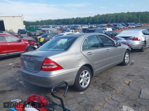 ✅ 2004 Mercedes-Benz C 240 • VIN: WDBRF61J94A563417 • Lot: 42622635. Wystawiony na IAAI z przebiegiem 198 000 mil. Bezpłatny archiwum sprzedaży aukcyjnych z USA i szczegółowy raport historii pojazdu na DreamBid. Zdjęcie 4.