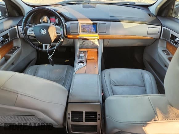 ✅ 2010 Jaguar XF Luxury • VIN: SAJWA0FA1AHR62772 • Lot: 92512635. Listed on Copart with 109,465 mi. Free auction sales archive from the USA and detailed vehicle history report at DreamBid. Image 8.