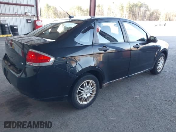 ✅ 2010 Ford Focus SE • VIN: 1FAHP3FN8AW285084 • Lot: 43748080. Wystawiony na IAAI z przebiegiem 180 330 mil. Bezpłatny archiwum sprzedaży aukcyjnych z USA i szczegółowy raport historii pojazdu na DreamBid. Zdjęcie 4.