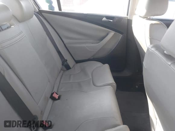 ✅ 2008 Volkswagen Passat Turbo • VIN: WVWJK73C58E204126 • Лот: 43801876. Опубликован ранее на IAAI с пробегом 261 009 миль. Бесплатный доступ к архиву аукционных продаж из США и подробный отчёт об истории автомобиля на DreamBid. Изображение 8.