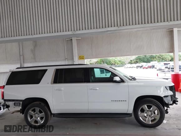 ✅ 2020 Chevrolet Suburban LT • VIN: 1GNSCHKC3LR181222 • Lot: 43047813. Wystawiony na IAAI z przebiegiem 103 318 mil. Bezpłatny archiwum sprzedaży aukcyjnych z USA i szczegółowy raport historii pojazdu na DreamBid. Zdjęcie 14.