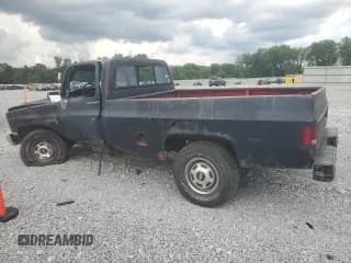 ✅ 1985 Chevrolet Silverado 2500 • VIN: 1GCFC24H3FF350127 • Lot: 68539245. Wystawiony na Copart z przebiegiem 61 111 mil. Bezpłatny archiwum sprzedaży aukcyjnych z USA i szczegółowy raport historii pojazdu na DreamBid. Zdjęcie 2.