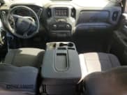 ✅ 2021 Chevrolet Silverado 1500 Custom Trail Boss • VIN: 1GCPYCEF0MZ360361 • Lot: 77832814. Wystawiony na Copart z przebiegiem 28 735 mil. Bezpłatny archiwum sprzedaży aukcyjnych z USA i szczegółowy raport historii pojazdu na DreamBid. Zdjęcie 8.