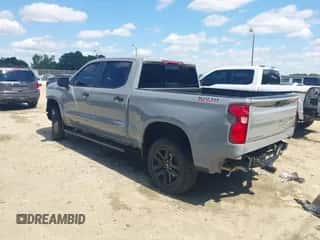 2024 Chevrolet Silverado 1500 LT Trail Boss z VIN 3GCUDFED8RG424927, wystawiony jako IAAI lot #43109404 z przebiegiem 9 117 mil mil oraz . Historia ofert i sprzedaży dostępna na DreamBid. Obrazek 3.