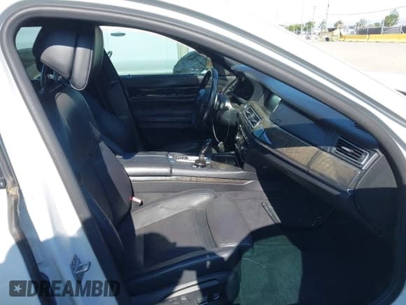 ✅ 2014 BMW 7 Series ALPINA B7 • VIN: WBAYE8C51ED135267 • Lot: 42592569. Wystawiony na IAAI z przebiegiem 138 110 mil. Bezpłatny archiwum sprzedaży aukcyjnych z USA i szczegółowy raport historii pojazdu na DreamBid. Zdjęcie 5.