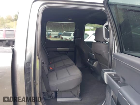 ✅ 2025 Ford F-150 XLT • VIN: 1FTFW3LD1SFA90798 • Lot: 43311762. Wystawiony na IAAI z przebiegiem 13 053 mil. Bezpłatny archiwum sprzedaży aukcyjnych z USA i szczegółowy raport historii pojazdu na DreamBid. Zdjęcie 8.