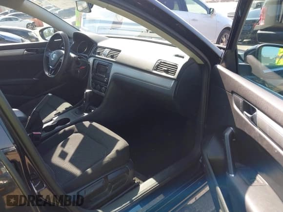 ✅ 2017 Volkswagen Passat S • VIN: 1VWAT7A3XHC083053 • Lot: 43109051. Wystawiony na IAAI z przebiegiem 58 708 mil. Bezpłatny archiwum sprzedaży aukcyjnych z USA i szczegółowy raport historii pojazdu na DreamBid. Zdjęcie 5.