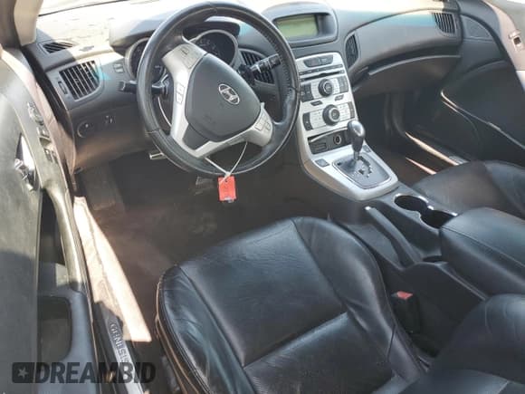 ✅ 2010 Hyundai Genesis Coupe Track • VIN: KMHHU6KH7AU020815 • Lot: 80493575. Wystawiony na Copart z przebiegiem 185 108 mil. Bezpłatny archiwum sprzedaży aukcyjnych z USA i szczegółowy raport historii pojazdu na DreamBid. Zdjęcie 8.